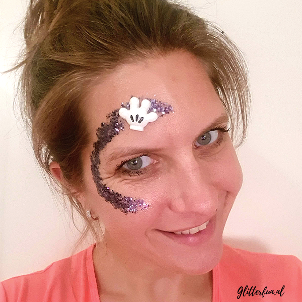 Disney glitter op gezicht met Mickey Mouse handje