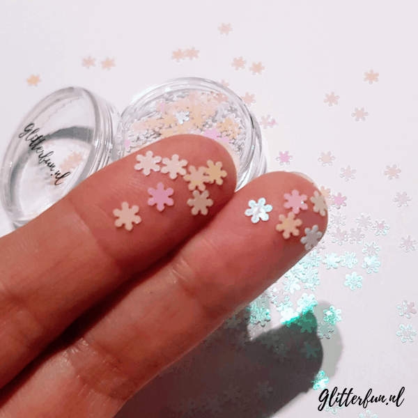 sneeuwvlokjes glitter op vinger als voorbeeld - frozen - winter