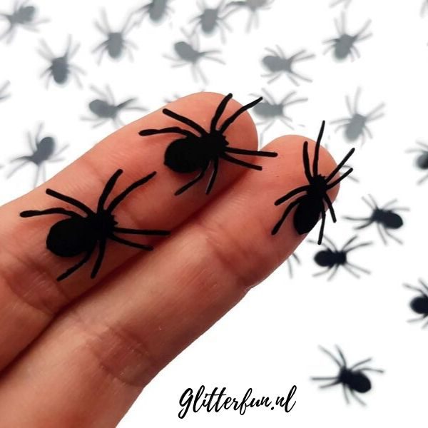 spinnen met lange poten voor op het gezicht tijdens Halloween