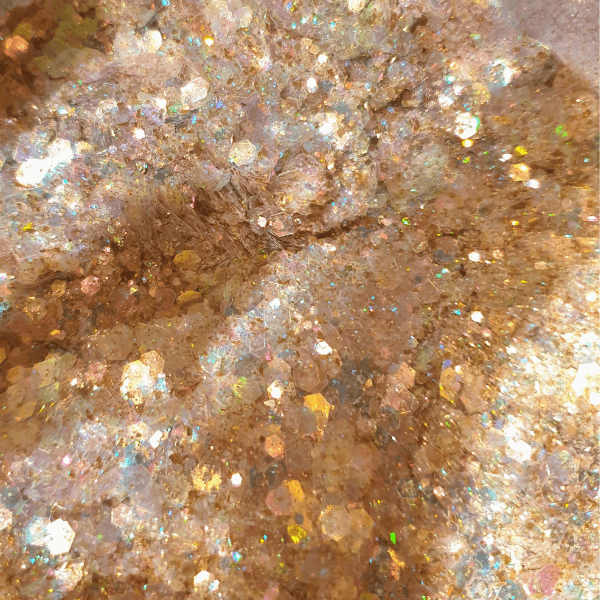 Super glinsterende goud transparante holografische glittermix, deze mix bevat grote en kleine glitters in hexagon vorm. Deze mix heeft alle maten glitter van 0,1 tot 3 mm