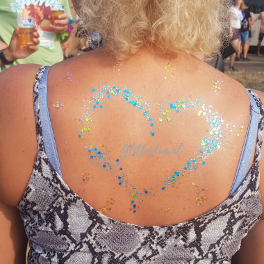 glitterinspiratie - hart op rug tijdens een festival